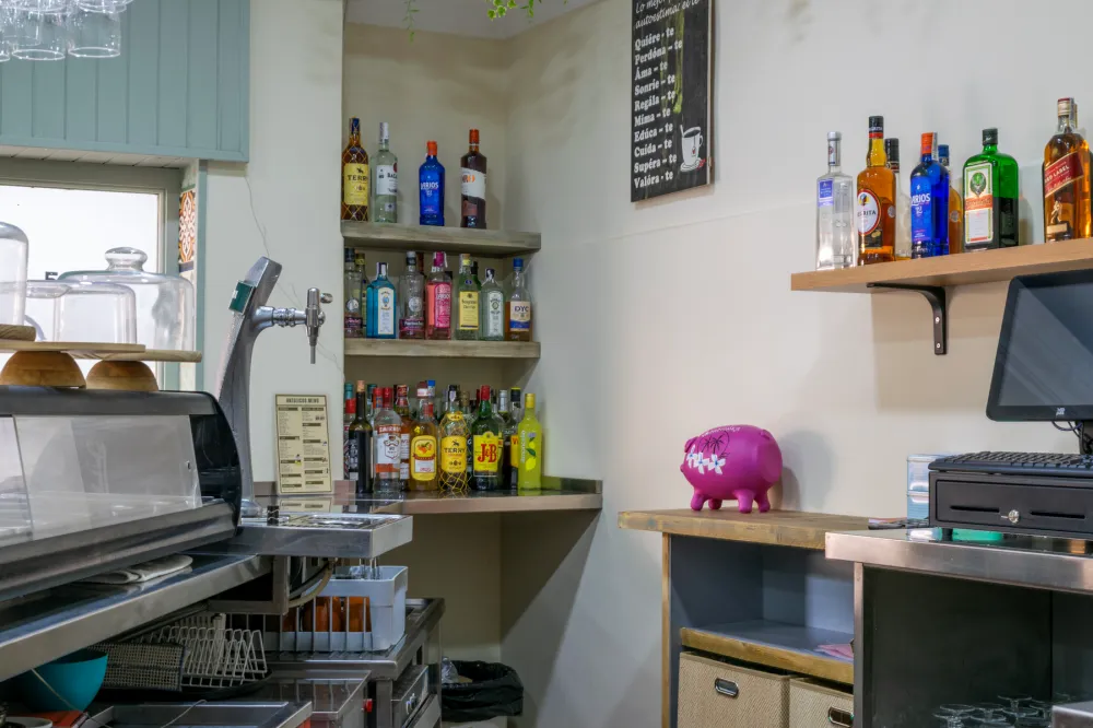 Reutilizar muebles: transformación de una estantería en Antojicos